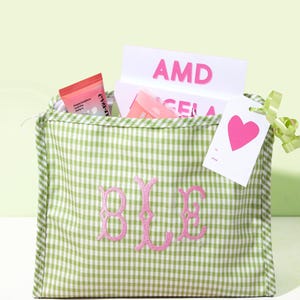 Bolsa de maquiagem personalizada TRVL Roadie bordada // Presente bordado para ela Bolsa de higiene pessoal personalizada Estojo de cosméticos xadrez Bolsa de armazenamento infantil Presente
