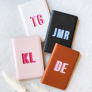 Schatten-Monogramm-Passhülle // Monogrammierte Passhülle, personalisierte Leder-Passhülle, Flitterwochen-Reisegeschenk, Passport-Brieftasche