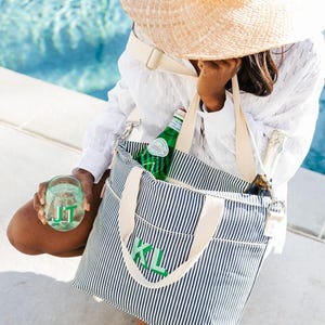 Gestickte Monogramm gestreifte Kühltasche // Monogramm Kühltasche, personalisierte Kühltasche, individuelles Junggesellinnengeschenk, Strandkühler
