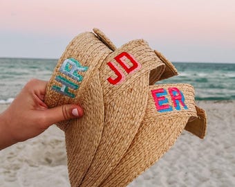 Visera de paja bordada - Monograma Shadow // Visera de paja personalizada, sombrero de playa con monograma, regalo para damas de honor, visera de playa, despedida de soltera