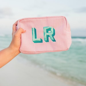 Bestickte Seersucker Make-up Tasche // Personalisierte Seersucker Kulturtasche, Kosmetiktasche, Brautjungfer Geschenk, Brautparty Geschenke
