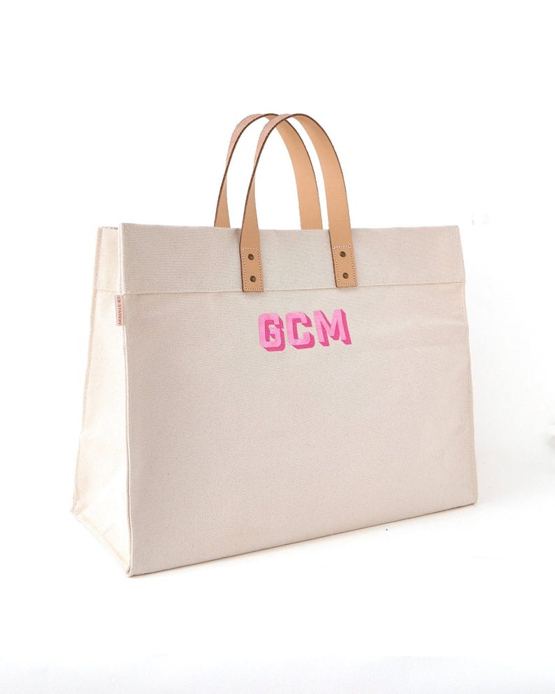 Met schaduw monogram geborduurde weekendtas // Gepersonaliseerde draagtas met naam, draagtas bruidsmeisje strand, draagtas monogram, draagtas aangepaste draagtas, cadeau voor haar afbeelding 4