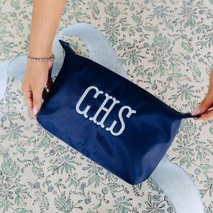 ヘイブンポーチ // 刺繍入りモノグラムナイロンポーチ、刺繍入りメイクアップバッグ、ブライズメイドへの贈り物、カスタムコスメティックバッグ、ブライダルパーティーギフト