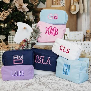 Bolsa de Nylon Bordada (Grande e Extra Grande) // Bolsa de Maquiagem Personalizada Bolsa de Cosméticos Personalizada Presente para Madrinha de Casamento Bolsa de Maquiagem de Viagem Bolsa de Higiene Pessoal