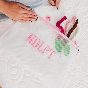 Gestickte Nadelspitze NDLPT Projekt Aufbewahrungstasche // Pool Tasche // Brautjungfern Hochzeit benutzerdefinierte Bachelorette Name Schule Alltag