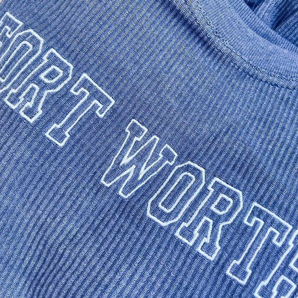 Cord-Sweatshirt mit College-Stickerei