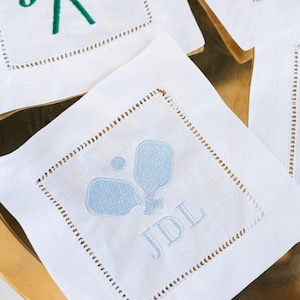 Besticktes Motiv Cocktailservietten (4er-Set) // Kundenspezifische Teamgeschenke, Monogramm Leinen-Servietten, Golf, Tennis, Pickleball, Lacrosse, Ski, Hockey