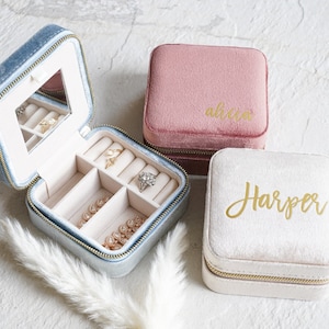 Velvet Travel Jewelry Case // Custom Velvet Jewelry Case Personalized Jewelry Box Bridal Party Gifts Wedding Favors Gift for Her Bridesmaid