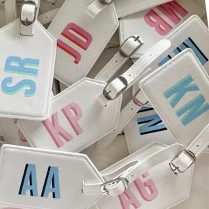 Etiqueta de equipaje con monograma de sombra // Etiqueta de equipaje personalizada para regalo, regalo de cumpleaños, regalo de dama de honor, regalos de boda, etiqueta de equipaje de cuero vegano
