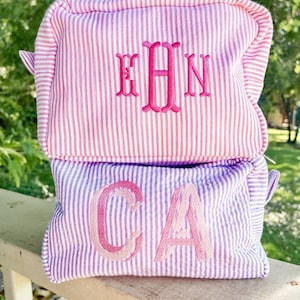 Bestickte Seersucker Make-up Tasche // Personalisierte Seersucker Kulturtasche, Kosmetiktasche, Brautjungfer Geschenk, Brautparty Geschenke