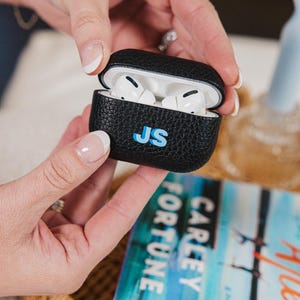 Custodia per AirPods Pro con monogramma Shadow // AirPod Pro 2, custodia personalizzata per AirPod Pro, custodia per AirPod con monogramma, supporto per custodia AirPod, cover in pelle per AirPods immagine 3