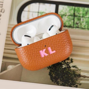 a picture of a pair of earbuds in a case