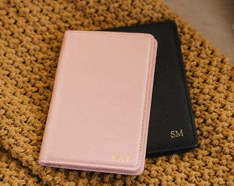 Porte-passeport et étiquette à bagage avec monogramme en feuille d'or / / couverture de passeport personnalisée cadeau pour couple cadeau de demoiselle d'honneur faveurs de mariage cadeau personnalisé