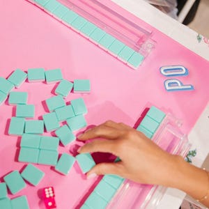 Gesticktes Monogramm Mahjong Fliesenmatte // Rutschfeste Mahjong Tischmatte, Mahjong Matte, Neopren Matte, Mah Jongg, Mahjong Zubehör, Mahjong Geschenke