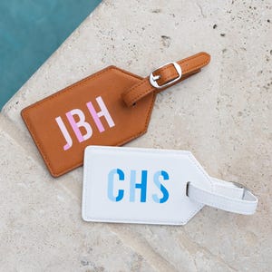 Etiqueta de equipaje con monograma doble // Accesorios de viaje Regalo de viaje Regalo de vacaciones Regalo de cumpleaños Regalo de dama de honor Recuerdos de boda Etiqueta de bolso de cuero vegano