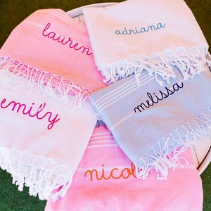 Serviette turque brodée//cadeau personnalisé serviette de plage, cadeaux personnalisés, cadeau de demoiselle d&#39;honneur, cotillons EVJF, cadeaux de mariage