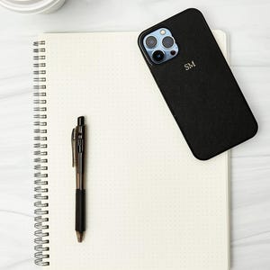 Veganistisch leren telefoonhoesje met goudfoliemonogram