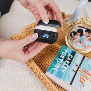 Custodia per AirPods Pro con monogramma Shadow // AirPod Pro 2, custodia personalizzata per AirPod Pro, custodia per AirPod con monogramma, supporto per custodia AirPod, cover in pelle per AirPods immagine 6