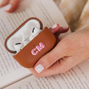 Custodia per AirPods Pro con monogramma Shadow // AirPod Pro 2, custodia personalizzata per AirPod Pro, custodia per AirPod con monogramma, supporto per custodia AirPod, cover in pelle per AirPods immagine 2