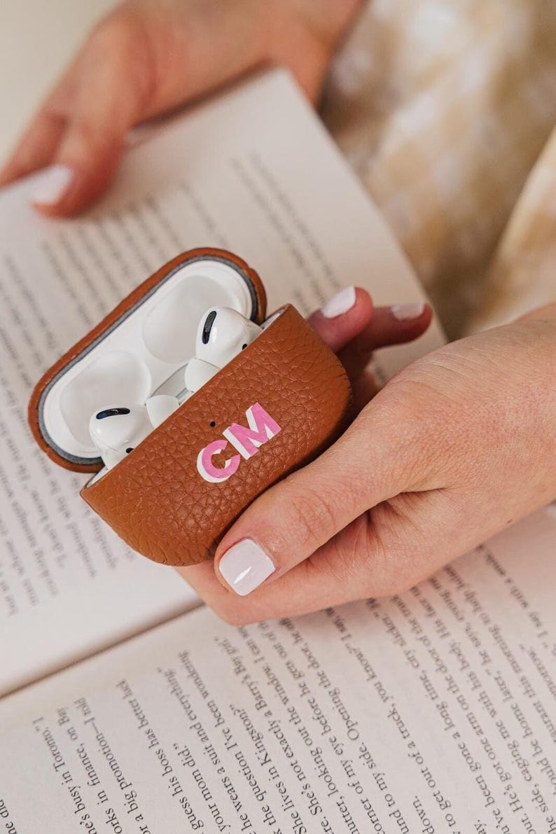Custodia per AirPods Pro con monogramma Shadow // AirPod Pro 2, custodia personalizzata per AirPod Pro, custodia per AirPod con monogramma, supporto per custodia AirPod, cover in pelle per AirPods immagine 2