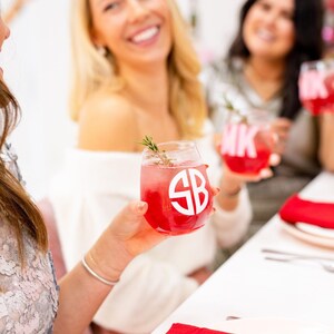 Monogrammierte Weingläser ohne Stiel (4er Set) // Bachelorette Hochzeit Party Pool