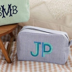 Bestickte Seersucker Make-up Tasche // Personalisierte Seersucker Kulturtasche, Kosmetiktasche, Brautjungfer Geschenk, Brautparty Geschenke