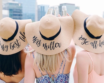 Aangepaste Floppy Beach Hat//Bachelorette reis huwelijksreis strandweekend gepersonaliseerd cadeau