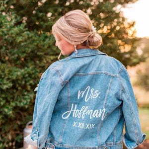Script Nachname & Datum Jeansjacke (Mitte auf Rückenteil) // Individuell angefertigte Hochzeit Bachelorette Reise Flitterwochen Brautdusche