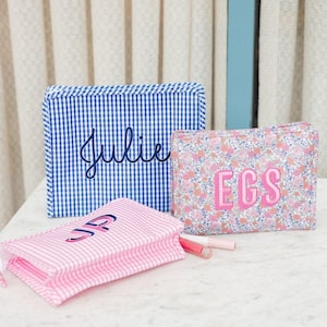 Bolsa de maquillaje personalizada TRVL Roadie bordada // Bolsa de aseo personalizada con bordado de cuadros vichy, bolsa de almacenamiento para niños, regalo