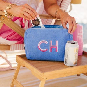 Bestickter Terry Beutel // Kulturbeutel, personalisierte Kulturtasche, Wasserfeste Pool Tasche, Strandtasche, Brautjungfer Geschenk, Sonnencreme Tasche