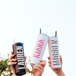 Benutzerdefinierter Name 20 oz Becher // Strandbecher, personalisierte Tassen mit Namen, dünner Becher mit Namen, individuelles Namensgeschenk, Geschenke für Sie