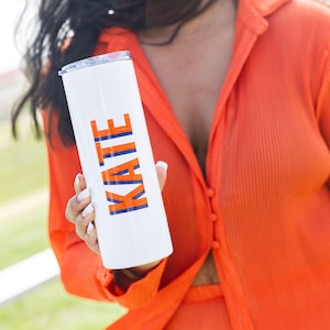 Individueller Name 20 oz Becher // Individuelle schmale Becher mit Strohhalm, individuelles Namensgeschenk, Geschenke für Sie, Urlaub, Frauenreise, Bachelorette