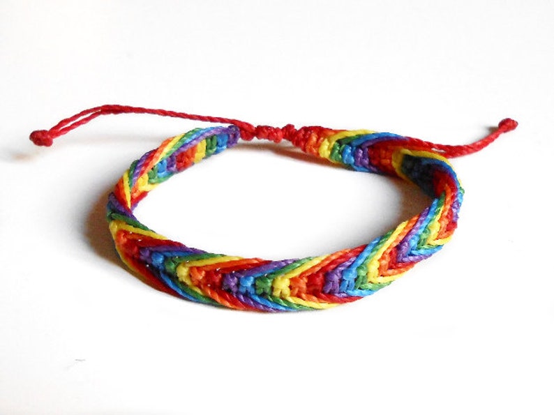 ¿Dónde comprar brazaletes con la bandera LGBT?