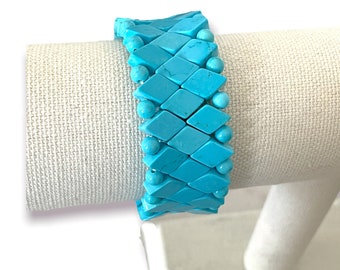 Vintage turquoise stretch bead bracelet diamond pattern with round bead accents