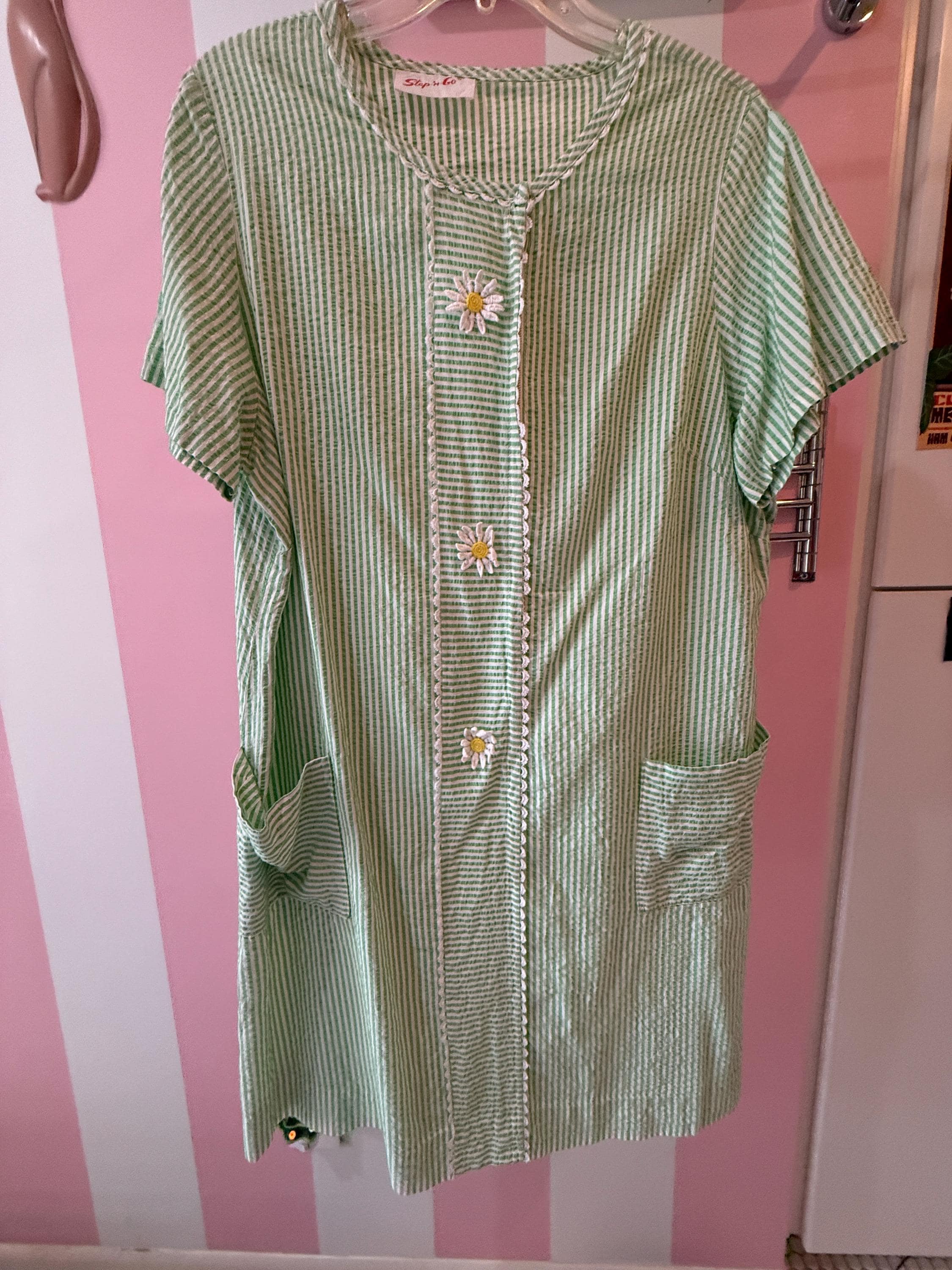 Vintage Step-'n-Go 60s Seersucker Dress -- 1960s Green and White Striped Dress Housecoat -- Cotton Dress -- XL Daisy Daisies
