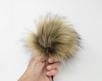 Faux Fur Pom Pom HONEY WOLF