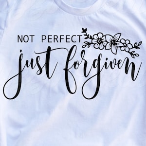 Könnte beinhalten: Weißes T-Shirt mit schwarzem Text "Not Perfect Just Forgiven" und einem floralen Design.