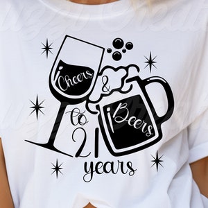 Saudações e Cervejas para 21 Anos SVG | Aniversário de 21 Anos SVG | 21 Anos SVG | Aniversário SVG | Camiseta de Aniversário SVG | Dxf | PNG | Arquivo Cricut Cut