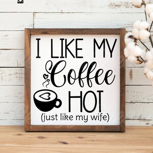 Gosto do meu café quente (assim como da minha esposa) SVG| Placa de café SVG| Sinal de café SVG| Café Svg| Sinal de cozinha Svg| Dxf| PNG| Arquivo Cricut