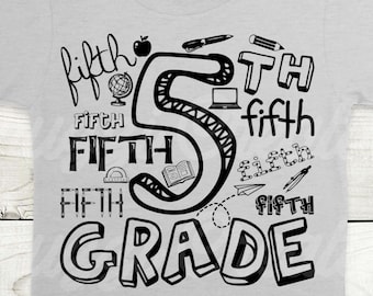 Può includere: Una maglietta grigia con un design grafico nero che dice "fifth grade" con un grande numero 5 al centro. Il numero 5 è circondato dalla parola "fifth" scritta più volte in diversi stili.