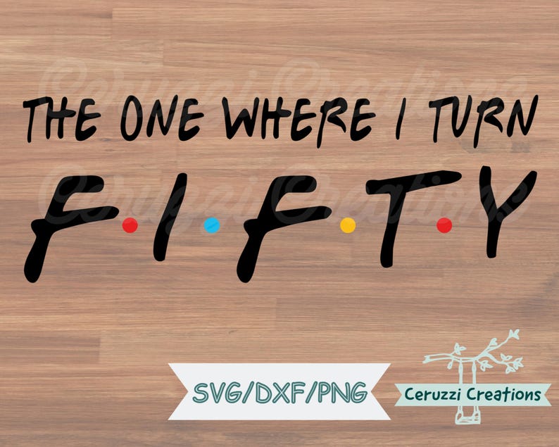 Może przedstawiać: The One Where I Turn Fifty, grafika w czerni i bieli z czerwonymi, niebieskimi i ż&oacute;łtymi kropkami. Grafika znajduje się na drewnianym tle.