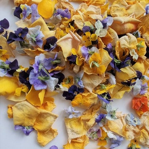 Gelbe Getrocknete Rosenblätter + Getrocknete Stiefmütterchen. Natürlich, biologisch abbaubar. Schön für Hochzeitskonfetti. 5 Tassen.