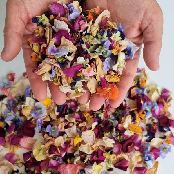 Confettis de mariage biodégradables aux pétales de rose naturels. Pétales de rose séchés et pensées séchées. 5 tasses = 1 litre.