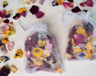 Confeti de boda: 10 tazas de pétalos de rosa secos y pensamientos en bolsas de organza. Confeti biodegradable.