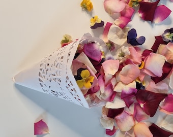 Bröllopskonfettistrutar med frystorkade rosenblad och penséer.