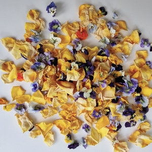 Petali di rosa gialli secchi + viole del pensiero secche. Naturali, biodegradabili. Deliziosi per i coriandoli da matrimonio. 5 tazze.
