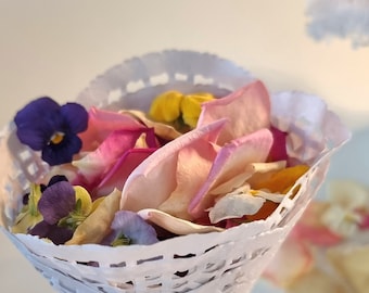 10 tazas = 2 litros de confeti de pétalos de rosa y pensamientos liofilizados. Biodegradable para bodas. ¡Sin cargos adicionales para clientes de EE. UU.!