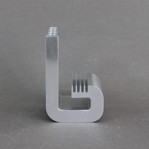 Può includere: Un set di tre tazze in ceramica con finitura opaca e macchiettata. Le tazze sono nei toni del crema, grigio chiaro e grigio scuro. Ogni tazza ha un design semplice e minimalista e un manico arrotondato.