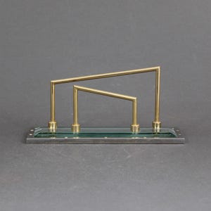 Portacartas posmoderno vintage de los años 80, latón dorado, metal plateado y vidrio biselado, decoración de escritorio moderna.