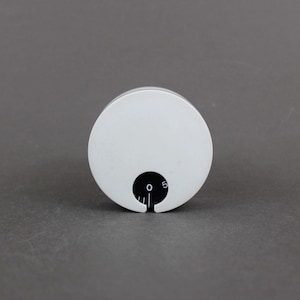 Peut inclure: Minuterie ronde blanche avec un cadran noir et les chiffres 0 et 5.